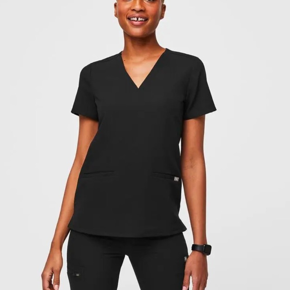 Figs Casma 3-Pocket Scrub Top in Black